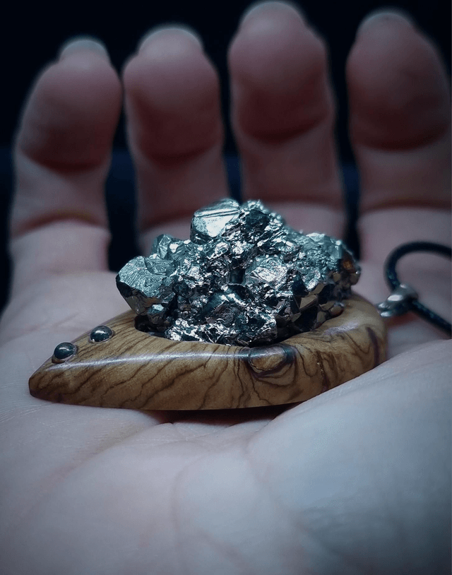 Olivier français et pyrite brute 
