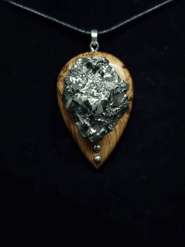 Olivier français et pyrite brute 